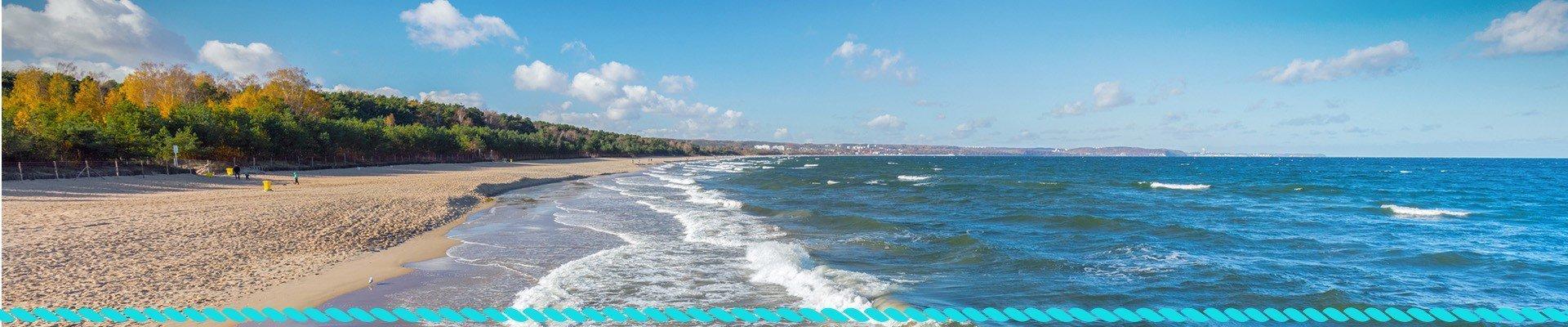 Dwie osoby leżą na plaży